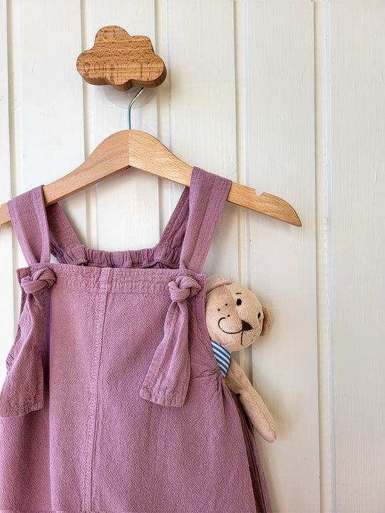 Liten Aventuris Natural Tocuyo Cotton overall for kids. Comfortable, loose-fitting and perfect for the sunny days. The Oske Overall brings 2 big pockets and adjustable straps. Perfect for boys and girls. Barnkläder, Bomullskläder, Natural kläder Hängselbyxor.