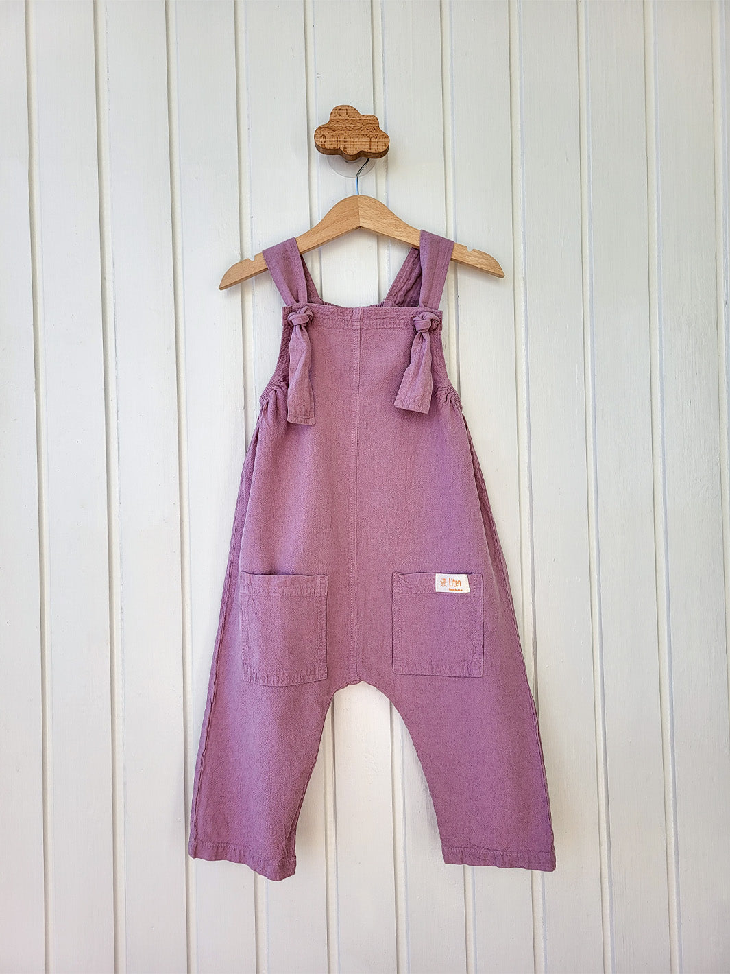 Liten Aventuris Natural Tocuyo Cotton overall for kids. Comfortable, loose-fitting and perfect for the sunny days. The Oske Overall brings 2 big pockets and adjustable straps. Perfect for boys and girls. Barnkläder, Bomullskläder, Natural kläder Hängselbyxor.