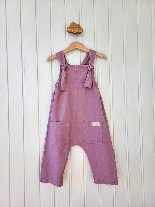 Liten Aventuris Natural Tocuyo Cotton overall for kids. Comfortable, loose-fitting and perfect for the sunny days. The Oske Overall brings 2 big pockets and adjustable straps. Perfect for boys and girls. Barnkläder, Bomullskläder, Natural kläder Hängselbyxor.