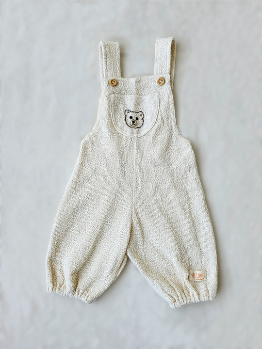 Liten Aventuris Collection. Keep your little one comfy and feeling like a bear cub in this Mico Overall! Crafted in natural knitted cotton with wooden buttons on the straps and a hand-embroidered bear on the front. The Mica overall has an elasticated leg opening for 1-Year-olds and a loose leg opening for bigger sizes. Plus one pocket for any tiny treasures. Perfect for boys and girls. Barnkläder, Bomullskläder, Natural kläder Hängselbyxor.