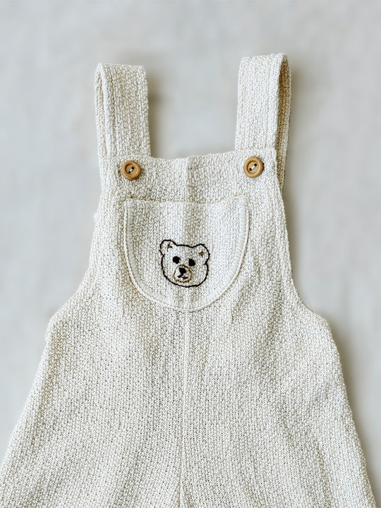 Liten Aventuris Collection. Keep your little one comfy and feeling like a bear cub in this Mico Overall! Crafted in natural knitted cotton with wooden buttons on the straps and a hand-embroidered bear on the front. The Mica overall has an elasticated leg opening for 1-Year-olds and a loose leg opening for bigger sizes. Plus one pocket for any tiny treasures. Perfect for boys and girls. Barnkläder, Bomullskläder, Natural kläder Hängselbyxor.