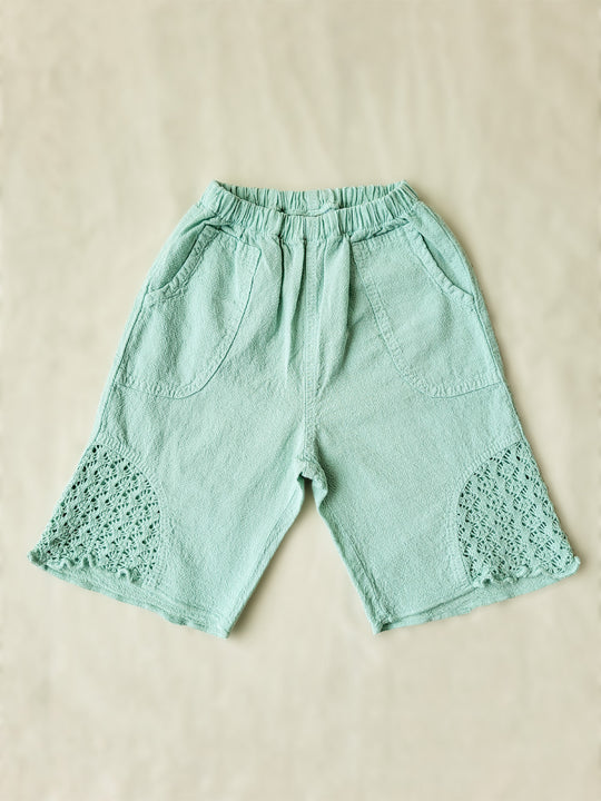 Kids will experience the outdoors in a new way with our Hannu cotton fisherman pants! Durable natural Peruvian cotton ensures comfort and long-lasting quality. The knitted cotton patterns on the sides give a unique, stylish look. Perfect for summer days, these wide-size, unisex, kids' fisherman pants feature two pockets and invite them to play in nature. Go on an adventure! Flickan Byxor, Barns bomullskläder, svenska kläder, flickans byxor, ekologisk kläder, babis byxor. Liten Aventuris Brand.