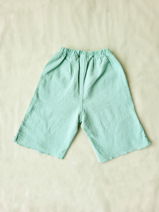 Kids will experience the outdoors in a new way with our Hannu cotton fisherman pants! Durable natural Peruvian cotton ensures comfort and long-lasting quality. The knitted cotton patterns on the sides give a unique, stylish look. Perfect for summer days, these wide-size, unisex, kids' fisherman pants feature two pockets and invite them to play in nature. Go on an adventure! Flickan Byxor, Barns bomullskläder, svenska kläder, flickans byxor, ekologisk kläder, babis byxor. Liten Aventuris Brand.