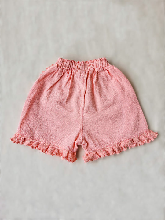 The beautiful Linn shorts are a wide-fit style. Perfect for climbing up trees or going on an adventure in the forest. Its lightweight cotton-knitted ruffles give the perfect light and artisanal touch. Flicka, Barn och Babis kläder. Barn kortbyxor, byxor, byxa. Combine with any other top from anny of our Liten Aventuris collections.