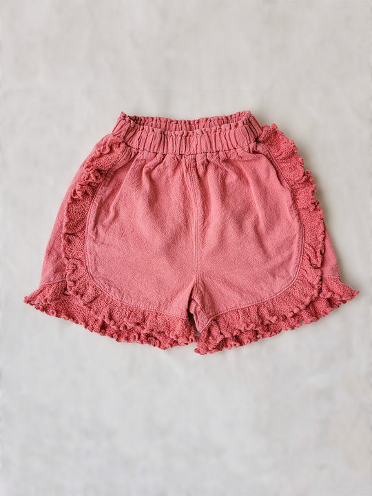 The beautiful Linn shorts are a wide-fit style. Perfect for climbing up trees or going on an adventure in the forest. Its lightweight cotton-knitted ruffles give the perfect light and artisanal touch. Flicka, Barn och Babis kläder. Barn kortbyxor, byxor, byxa. Combine with any other top from anny of our Liten Aventuris collections.