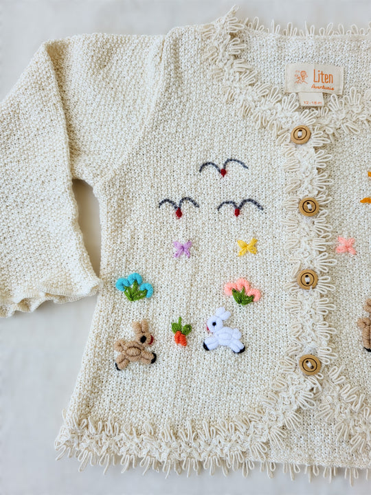Crafted from soft Peruvian cotton and adorned with exquisite hand-embroidered animals, inspired by nature. Its wooden buttons and decorative knitted lace are the perfect finishing touches to this unique piece. Liten Aventuris Collections. Little adventurers will love playing in the outdoors with the Sol Jacket – crafted from soft Peruvian cotton and adorned with exquisite hand-embroidered animals, inspired by nature. Wooden buttons. Handbroderade barnkläder, Bomullsjacka, Barnjacka, Babyjacka.
