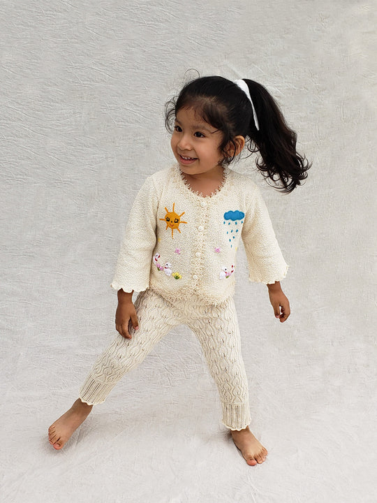 Crafted from soft Peruvian cotton and adorned with exquisite hand-embroidered animals, inspired by nature. Its wooden buttons and decorative knitted lace are the perfect finishing touches to this unique piece. Liten Aventuris Collections. Little adventurers will love playing in the outdoors with the Sol Jacket – crafted from soft Peruvian cotton and adorned with exquisite hand-embroidered animals, inspired by nature. Wooden buttons. Handbroderade barnkläder, Bomullsjacka, Barnjacka, Babyjacka.