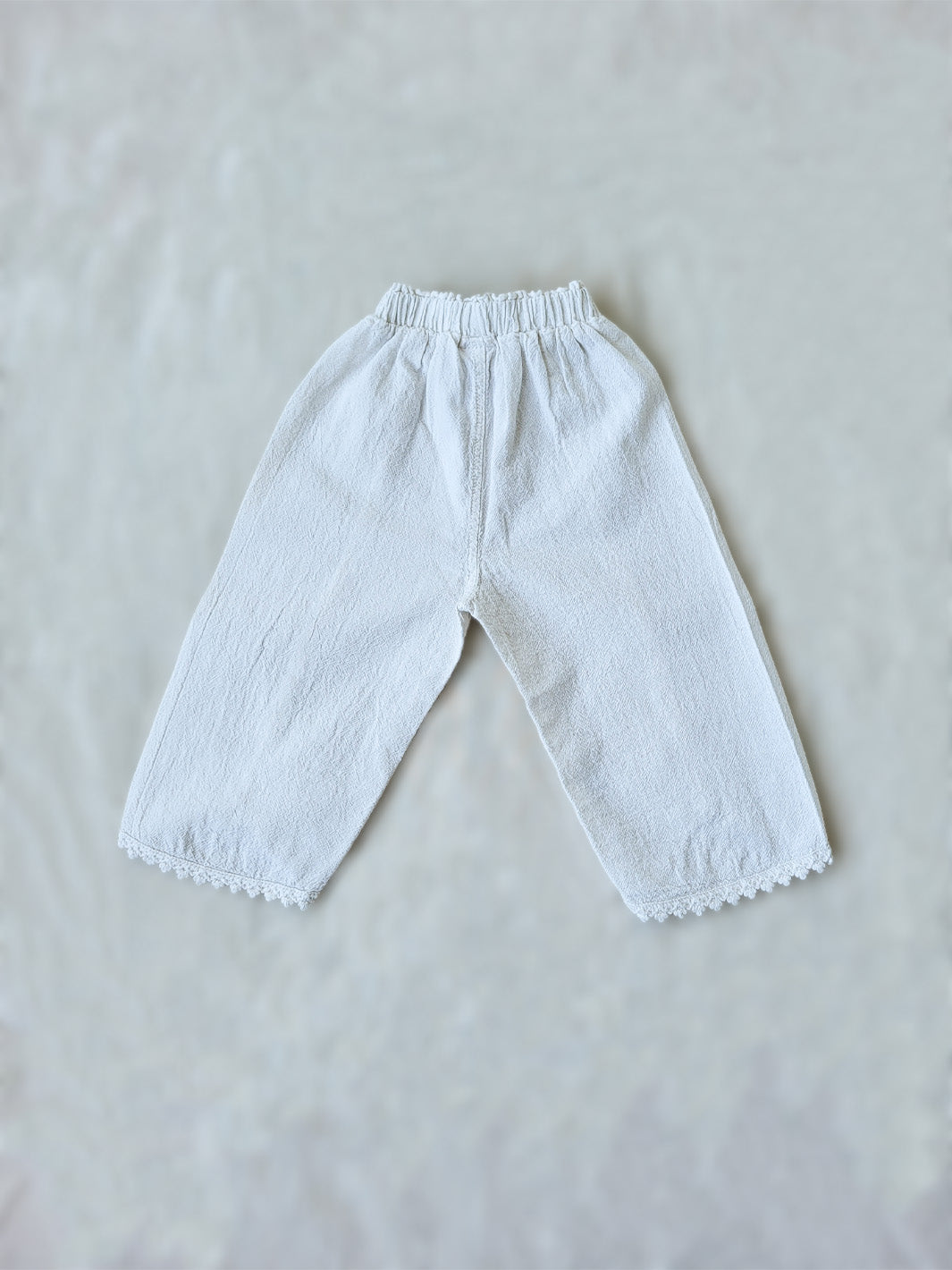 Liten Aventuris Natural Tocuyo Cotton pants for kids. Our Lorin pants are perfect for sunny days. With its loose-fitting size and soft elastic on the waist, toddlers and kids will feel comfortable and free. The Lorin pants bring an embroidered cotton decorative ribbon that will be the perfect match to our Lorin T-shirt! Perfect for girls. Barnkläder, Bomullskläder, Natural kläder. Flicka kläder. Barn Byxor.