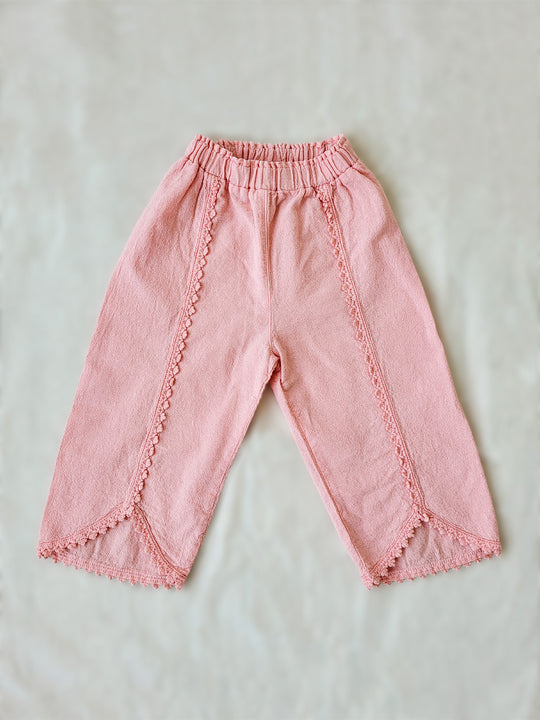 Liten Aventuris Natural Tocuyo Cotton pants for kids. Our Lorin pants are perfect for sunny days. With its loose-fitting size and soft elastic on the waist, toddlers and kids will feel comfortable and free. The Lorin pants bring an embroidered cotton decorative ribbon that will be the perfect match to our Lorin T-shirt! Perfect for girls. Barnkläder, Bomullskläder, Natural kläder. Flicka kläder. Barn Byxor.