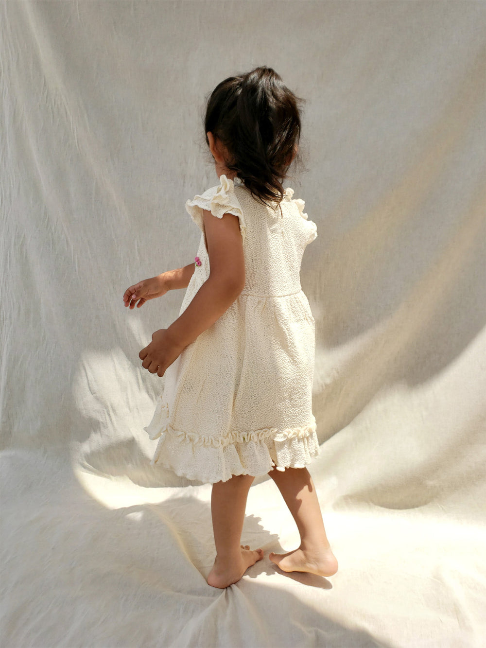 Liten Aventuris Collections. A dream fit for your little girl! Our Tanya Dress has an A-line fit and fun double-layer butterfly sleeves perfect for twirling and dancing. Made of knitted cotton fabric with hand embroidery inspired by nature. Embroidered by Peruvian artisans, this dress brings a touch of whimsy with its decorative fringe. Let your little one explore the world in style! Bomullsklänning för babis och flickor.