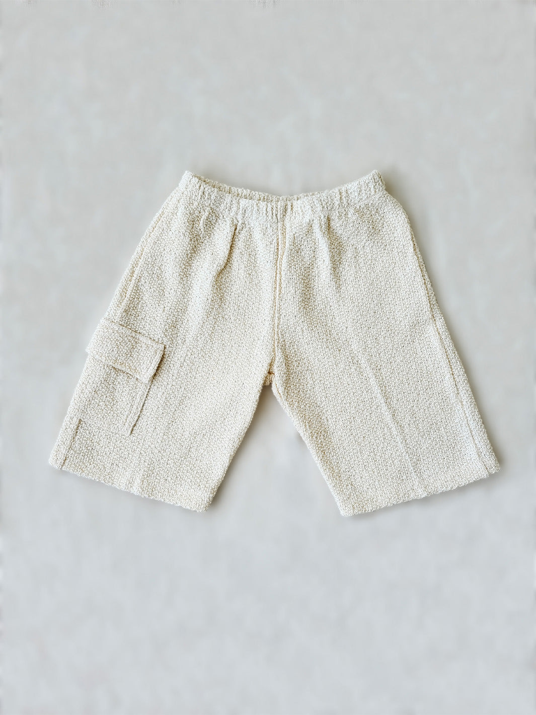 Liten Aventuris Collections. Looking for cool style and comfort for your little one? Our Tron Bermuda shorts got your boy covered! Made from knitted cotton, these stylish Bermudas are the perfect combo of comfort and cute. With an elasticated waistband, one pocket, and a loose fit, these shorts are built to last in style and fabric! Barnkläder, Bomullskläder, Natural kläder. Flicka och pojken kläder. Barn kortbyxor, byxor, byxa.