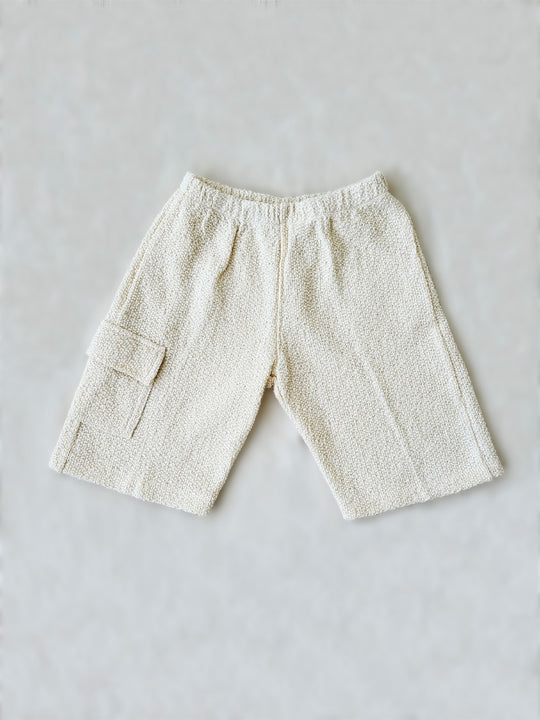 Liten Aventuris Collections. Looking for cool style and comfort for your little one? Our Tron Bermuda shorts got your boy covered! Made from knitted cotton, these stylish Bermudas are the perfect combo of comfort and cute. With an elasticated waistband, one pocket, and a loose fit, these shorts are built to last in style and fabric! Barnkläder, Bomullskläder, Natural kläder. Flicka och pojken kläder. Barn kortbyxor, byxor, byxa.