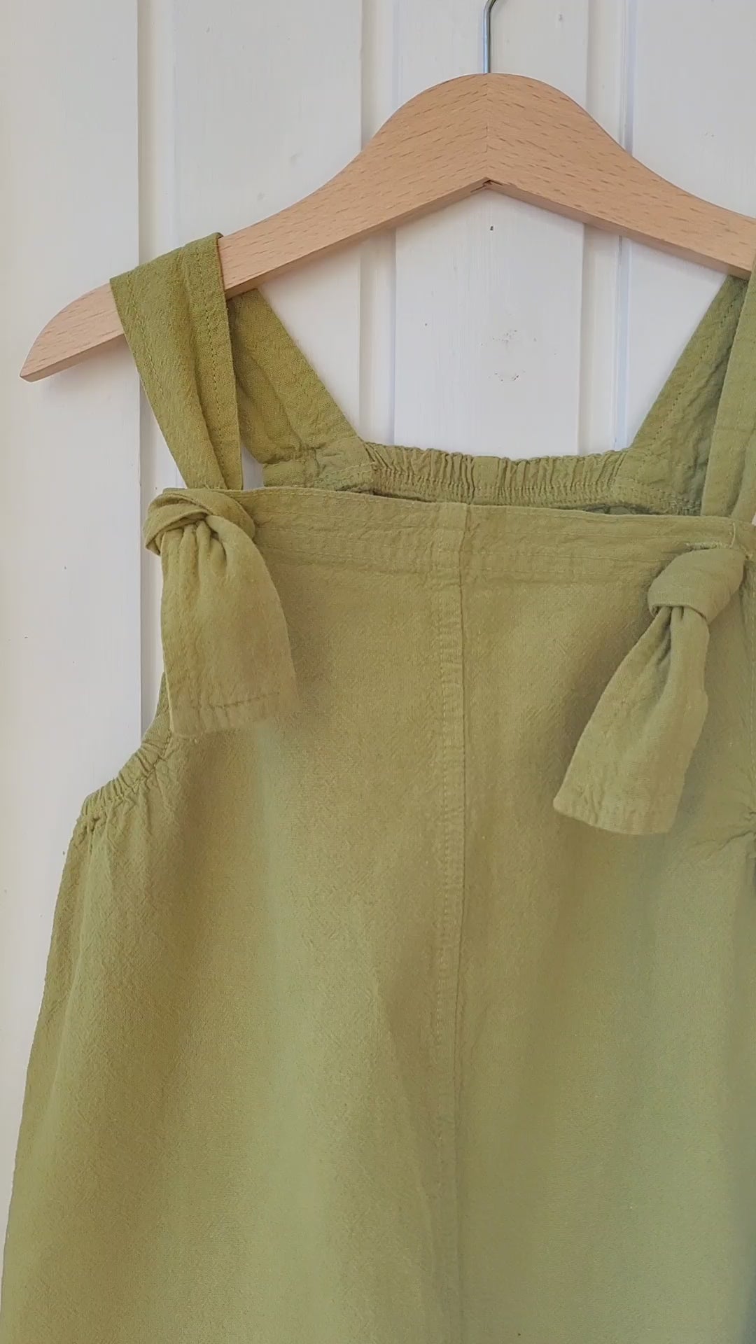 Liten Aventuris Natural Tocuyo Cotton overall for kids. Comfortable, loose-fitting and perfect for the sunny days. The Oske Overall brings 2 big pockets and adjustable straps. Perfect for boys and girls. Barnkläder, Bomullskläder, Natural kläder Hängselbyxor.