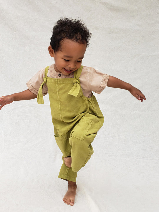 Liten Aventuris Natural Tocuyo Cotton overall for kids. Comfortable, loose-fitting and perfect for the sunny days. The Oske Overall brings 2 big pockets and adjustable straps. Perfect for boys and girls. Barnkläder, Bomullskläder, Natural kläder Hängselbyxor.