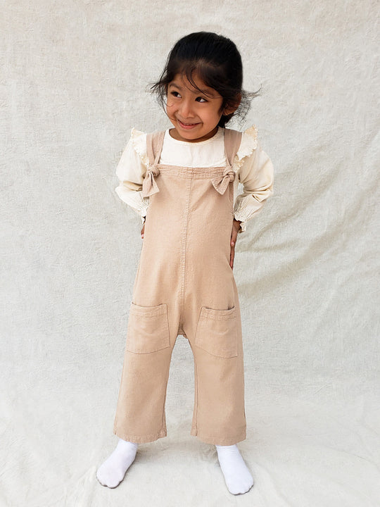 Liten Aventuris Natural Tocuyo Cotton overall for kids. Comfortable, loose-fitting and perfect for the sunny days. The Oske Overall brings 2 big pockets and adjustable straps. Perfect for boys and girls. Barnkläder, Bomullskläder, Natural kläder Hängselbyxor.