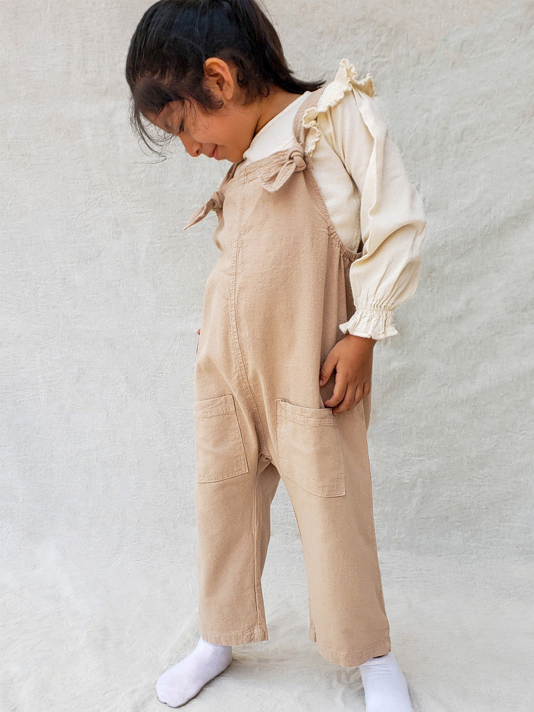 Liten Aventuris Natural Tocuyo Cotton overall for kids. Comfortable, loose-fitting and perfect for the sunny days. The Oske Overall brings 2 big pockets and adjustable straps. Perfect for boys and girls. Barnkläder, Bomullskläder, Natural kläder Hängselbyxor.