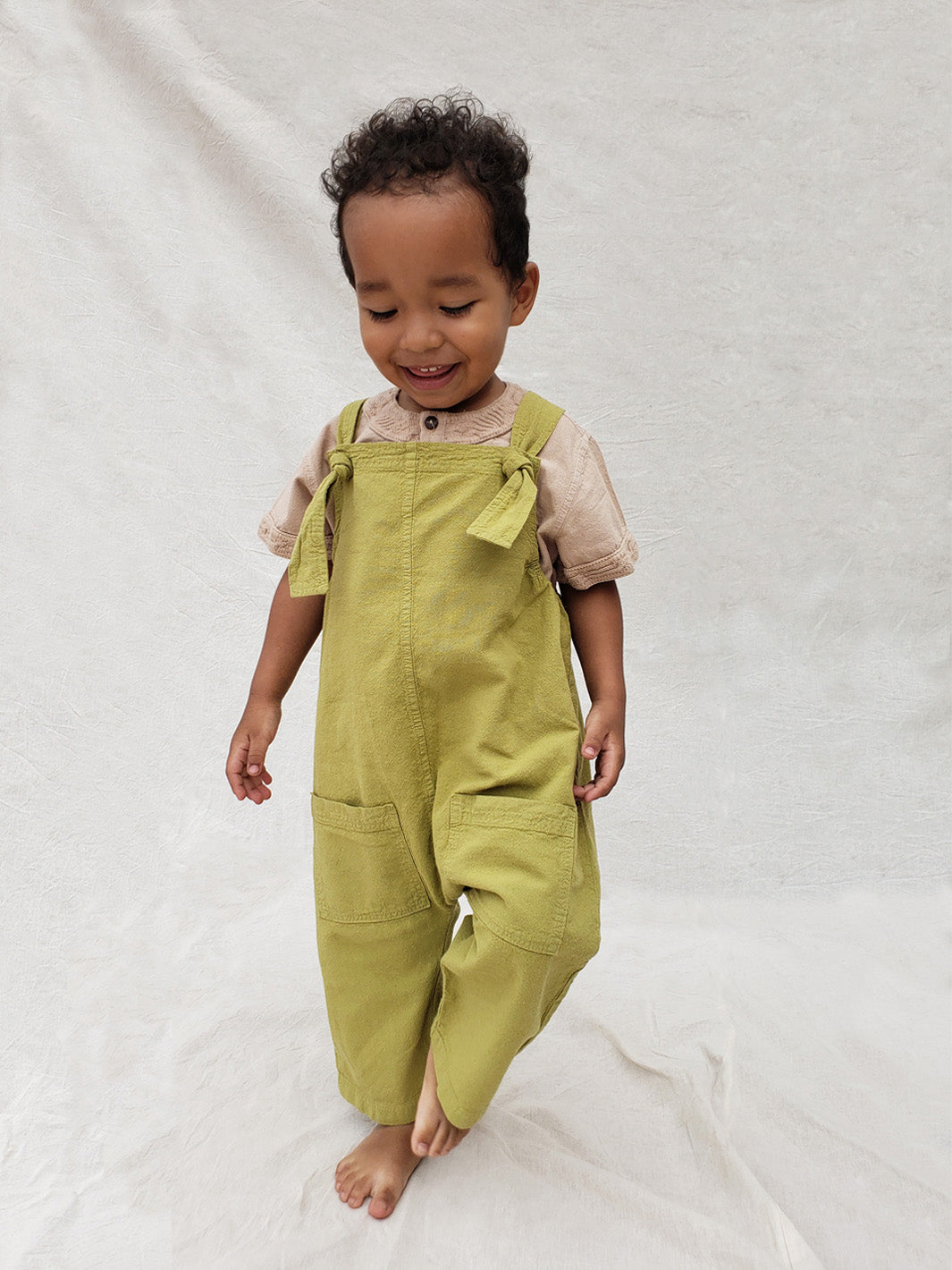 Liten Aventuris Natural Tocuyo Cotton overall for kids. Comfortable, loose-fitting and perfect for the sunny days. The Oske Overall brings 2 big pockets and adjustable straps. Perfect for boys and girls. Barnkläder, Bomullskläder, Natural kläder Hängselbyxor.