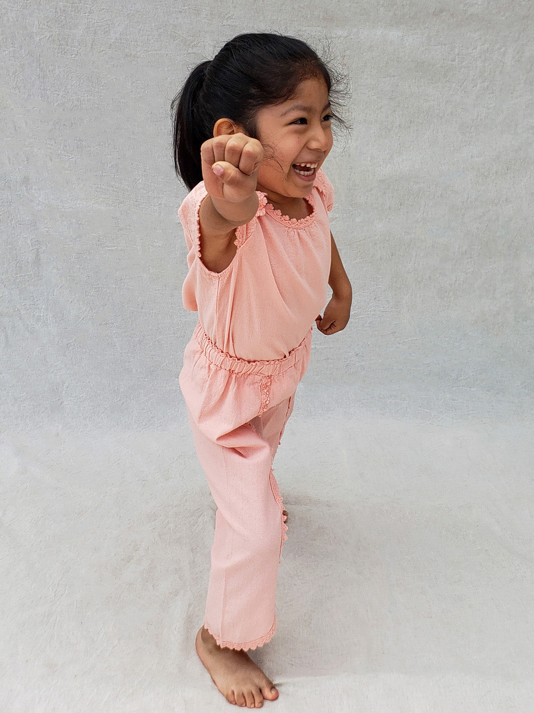 Liten Aventuris Natural Tocuyo Cotton blouse for kids. Our Lorin blouse is perfect for sunny days. With its loose-fitting shape and its embroidered detailed ribbon around the neck and sleeves, this blouse will be the best complement to any outfit! Perfect for girls. Barnkläder, Bomullskläder, Natural kläder. Flicka kläder. Flickblus. Barnblus.